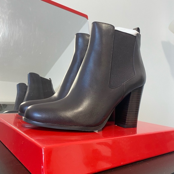 SOLD! BRAND NEW MICHAEL KORS Boots 7.5 US Water and stain repellent DONE - Picture 11 of 11